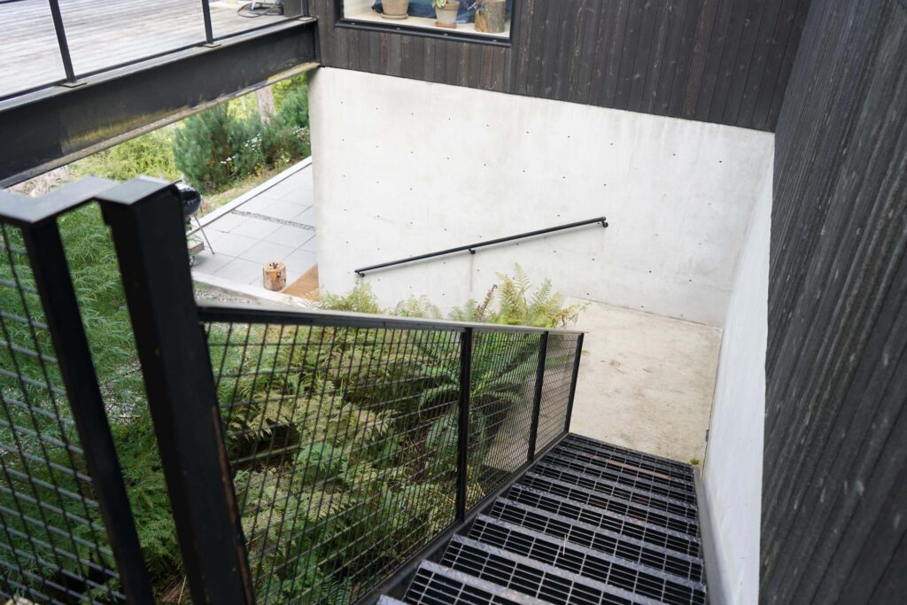 Location_Fixer_Secluded_Waterfront_House_Aug_2026SON02008